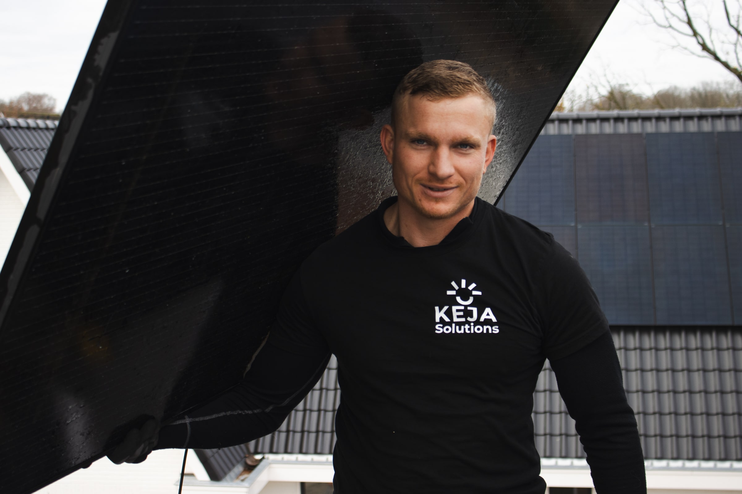 Kevin Jansen van KEJA Solutions met een zonnepaneel