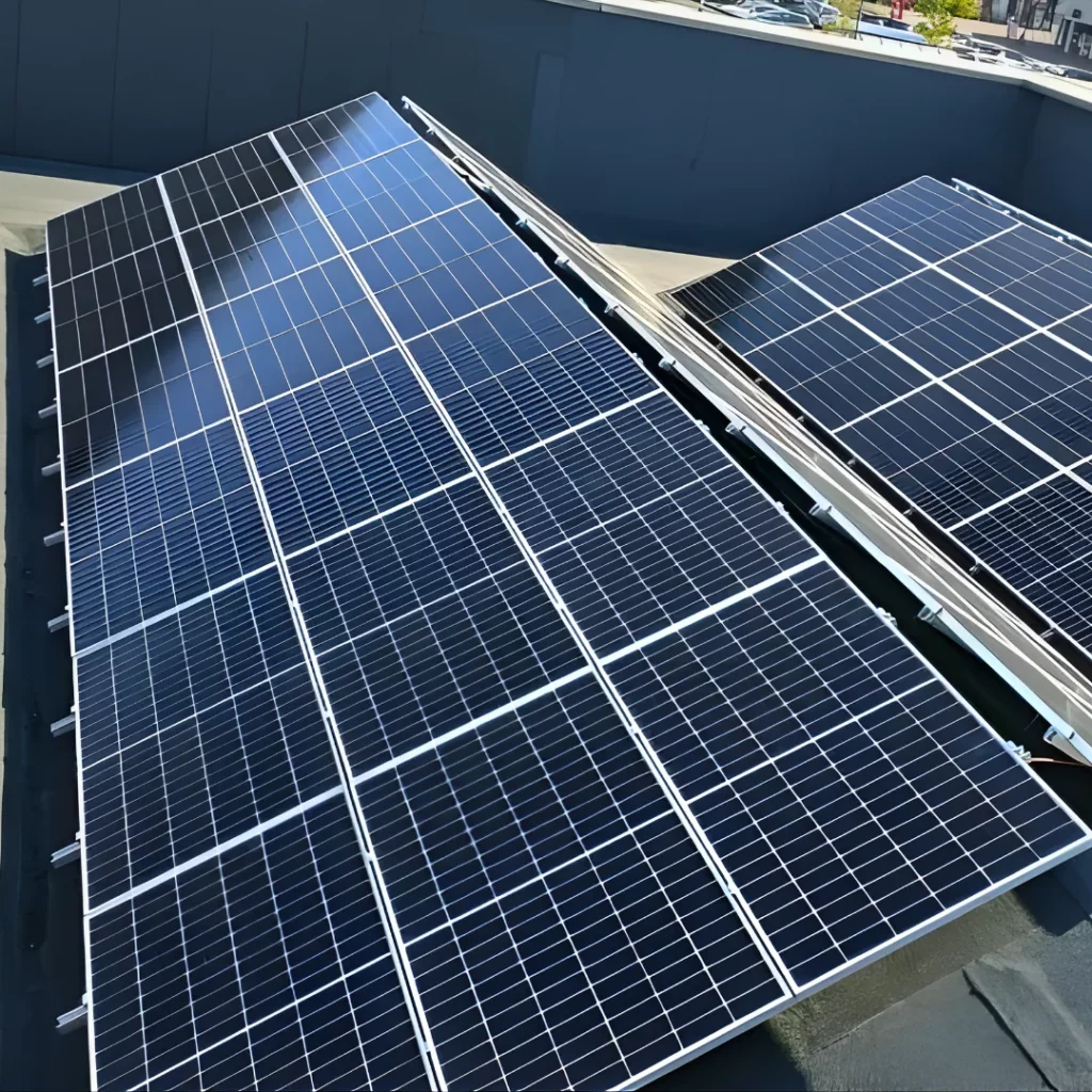 Zonnepanelen op een plat bedrijfsdak